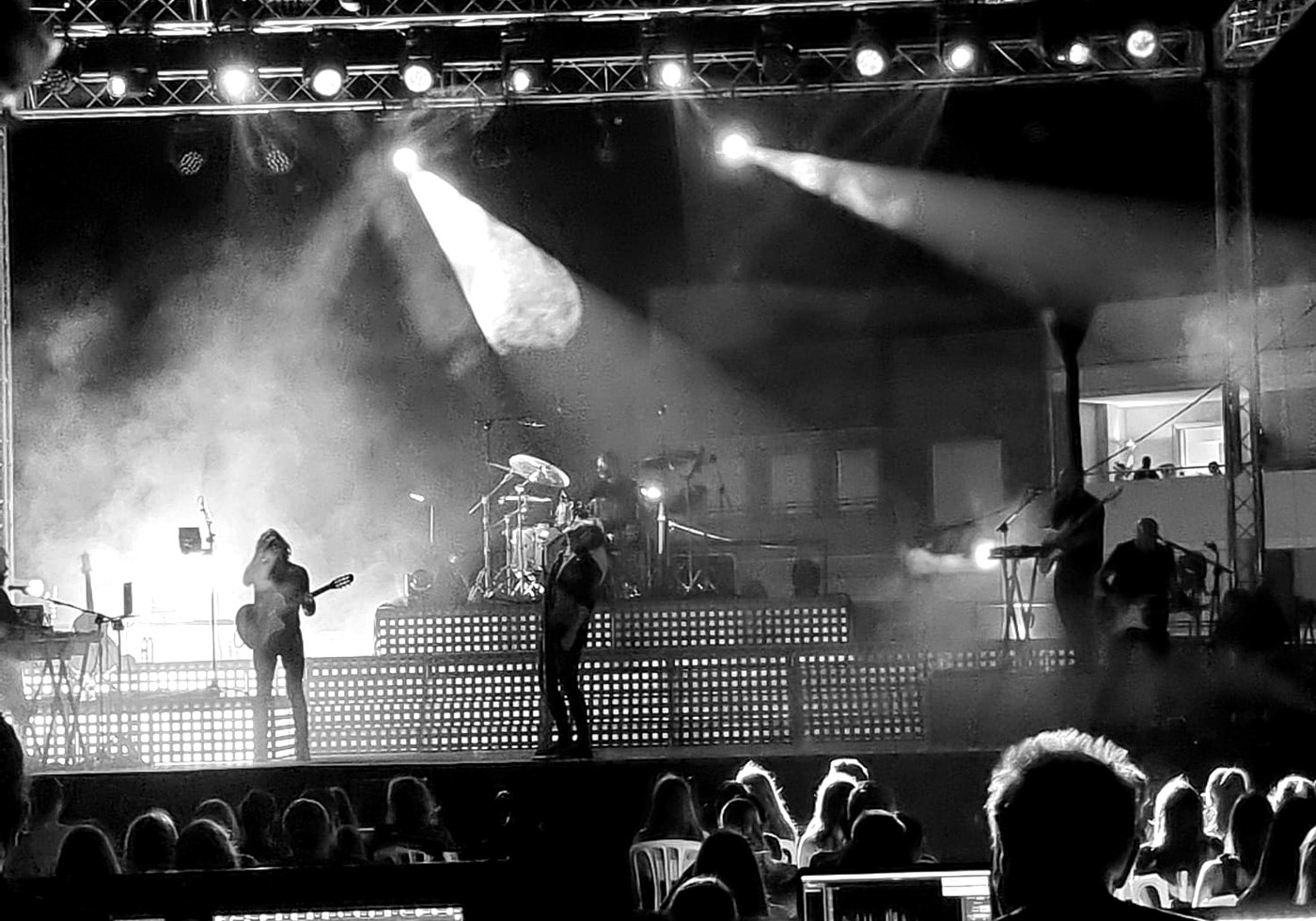 Banda en directo con iluminación de escenario