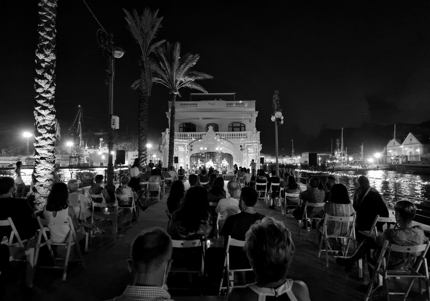 Concierto nocturno junto al mar