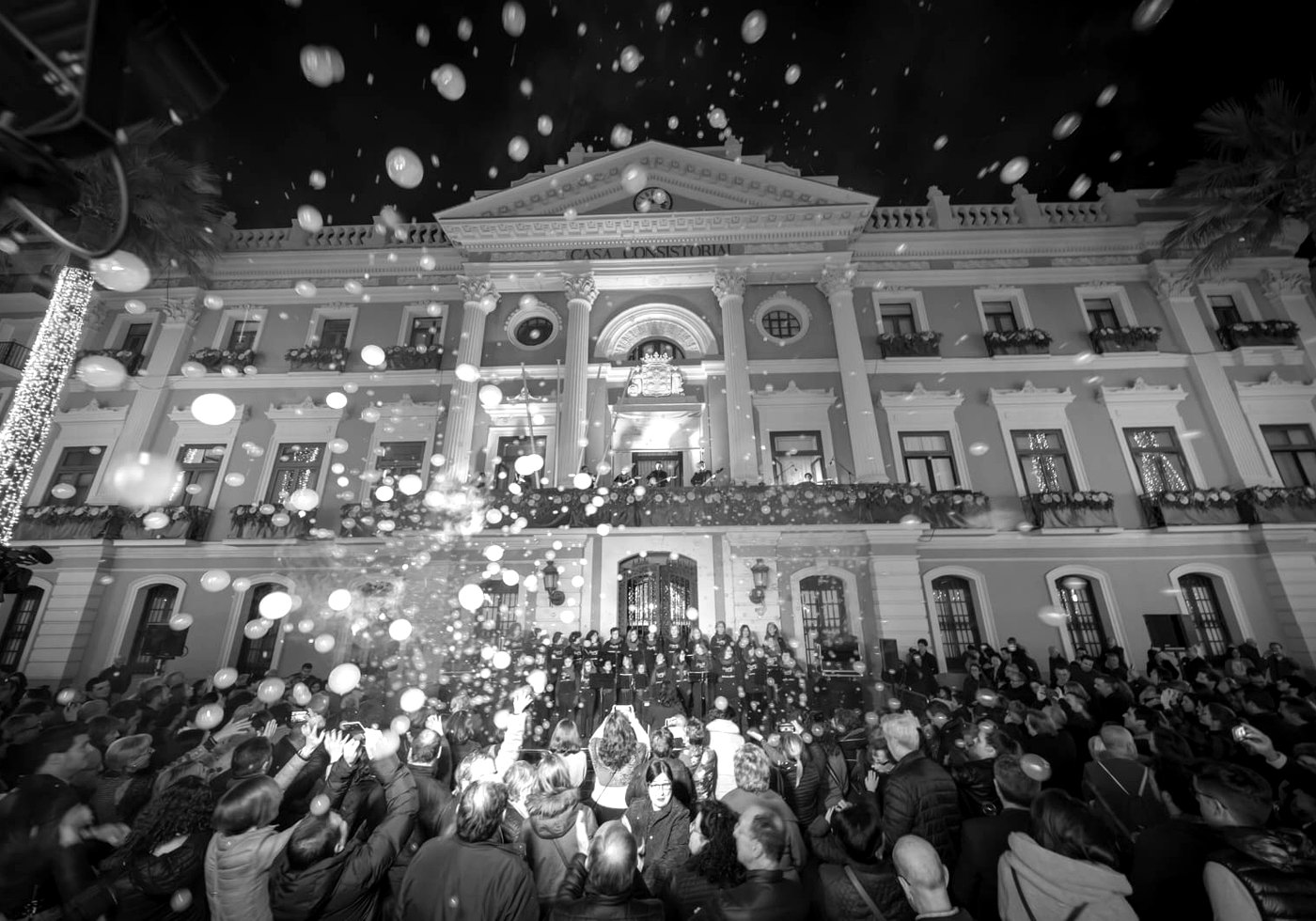 Espectáculo ante el Ayuntamiento de Murcia con el público en la plaza