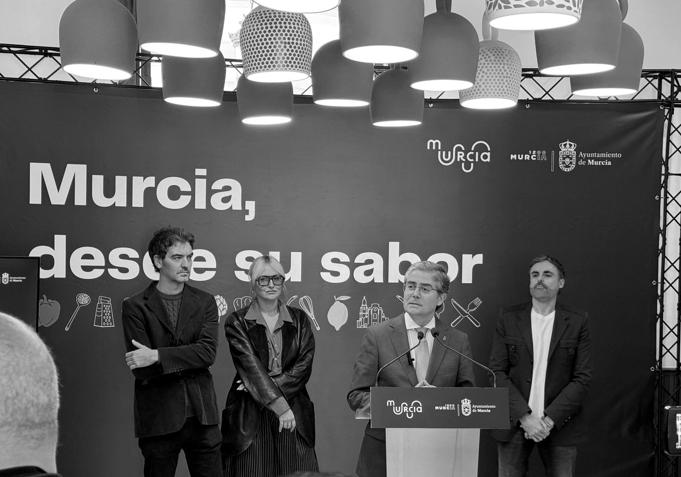 Presentación de la campaña gastronómica «Murcia, desde su sabor», con lámparas de cerámica sobre el escenario